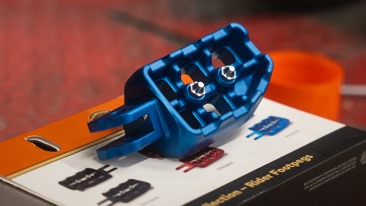 Redline collection accessories in Harley-Davidson anodized blue- footpegs