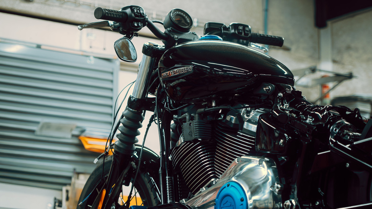 Redline collection accessories in Harley-Davidson anodized blue- side on