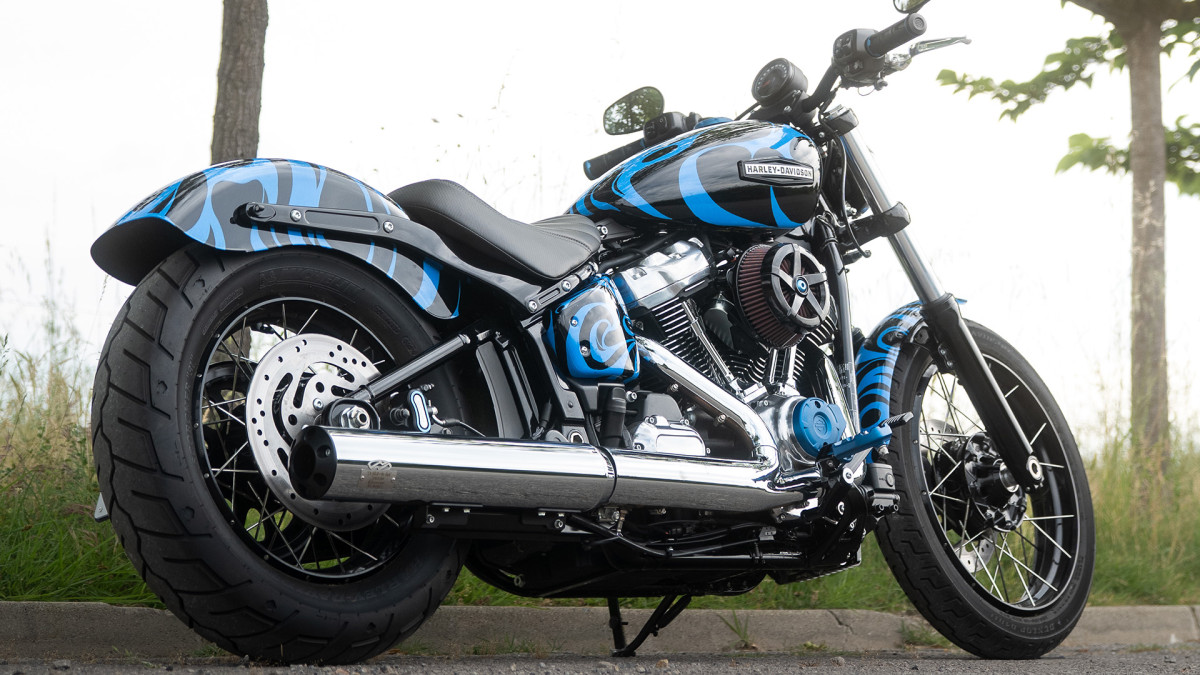 The custom 2026 Street Bob, final reveal- full shot 2